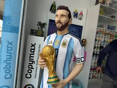 Quería a Messi en tamaño real y lo logró: el detalle que sorprende a todos en Santa Rosa