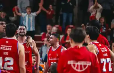 El clásico piquense tuvo un final de locos: Ferro reaccionó y el Rojo lo definió con dos bombas