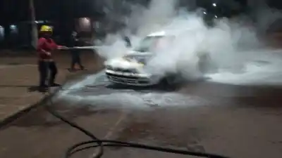 Un auto ardió de noche en Posadas: el detalle que quedó a la vista en el habitáculo