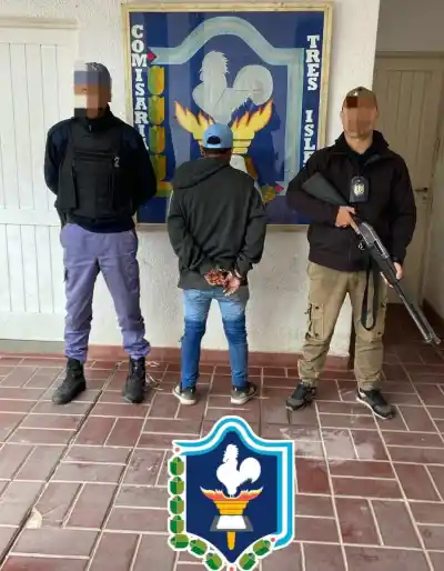 Lo buscaban por un ataque con cuchillo y la ropa lo delató en Quinta Frías