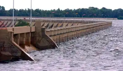 Las lluvias hicieron subir los diques: uno quedó a 68 centímetros del vertedero
