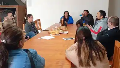 Dejaron la escuela hace años y ahora vuelven a clases en plena planta pesquera de Rawson