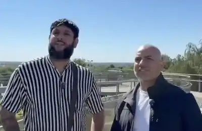 Camina por Las Heras con un influencer y lanza un mensaje que nadie termina de descifrar