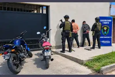 Gritaron "los voy a matar" y balearon a una mujer frente a sus cuatro hijos: dos quedaron detenidos