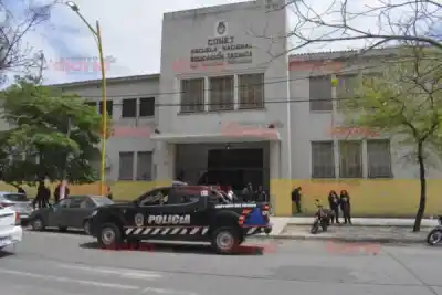 Escuela Industrial: la policía entró al edificio por lo que un alumno habría llevado