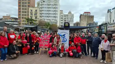 La droga que los mantiene de pie no llega a las farmacias y los pacientes salieron a la calle