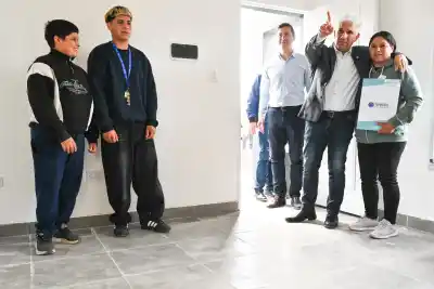 Esperaron años y ya casi no lo creían: seis familias de Zanjitas abrieron la puerta de su casa