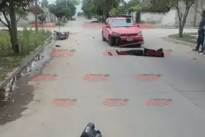 Tenía 16 años, iba en moto sin patente y terminó internado tras cruzar un auto en barrio Reconquista