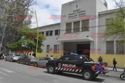 Llevó un arma a la Escuela Industrial: lo que encontraron adentro del aula cambió todo