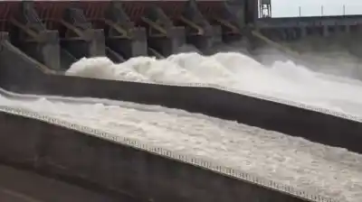 Itaipú abrió las compuertas y el agua ya viaja hacia la Argentina: cuánto tarda en llegar
