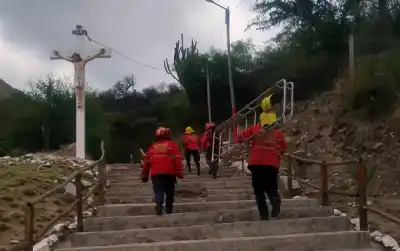 Se cayó y quedó fracturado: los bomberos montaron un operativo para sacarlo del lugar