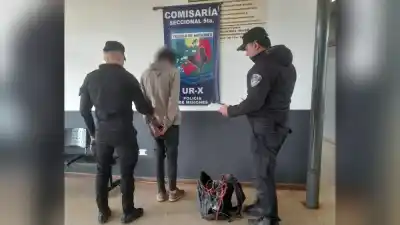 Lo vieron entrar con cosas a una casa abandonada y la mochila lo delató