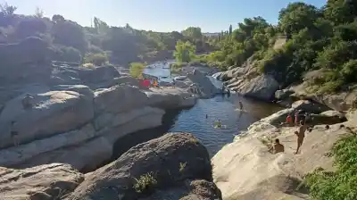 Se metió a nadar en un río serrano y nunca más volvió a salir: el hallazgo que conmocionó a los rescatistas