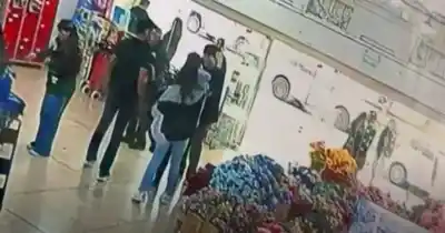 Lo vio esconder bowls entre la ropa y lo esperó en la puerta: el video que sacude el microcentro