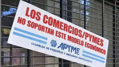 Pusieron fajas en las persianas vacías: el número que expone el cierre de pymes
