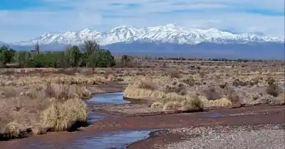 La cordillera está tapada de nieve, pero el río San Juan lleva la mitad de agua que en 2016