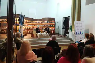 Diez años escribiendo juntos: el grupo que nació en Villa Hortensia y ahora sorprende con un libro de 22 voces