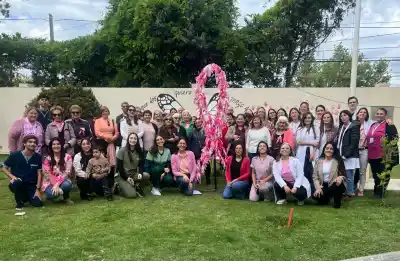 San Luis se llenó de lazos rosas: el gesto que unió a pacientes y familias en el Oncológico