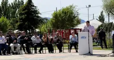 Lago Posadas: Vidal anunció terrenos para viviendas, comercios y chacras