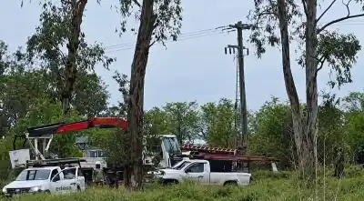 Quedó colgado de los cables tras la descarga: la maniobra de un compañero terminó con dos heridos
