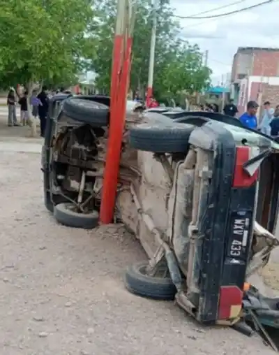 Esperaba el colectivo para ver a su mamá: un auto la dejó en terapia intensiva