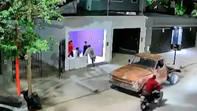 Volvieron a pasar en la moto y revisaron a los tres chicos: a la nena le sacaron el celular