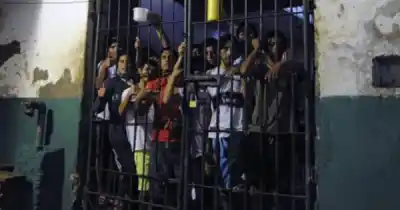Le frenaron el ingreso de droga a la celda y armó un infierno adentro de la comisaría