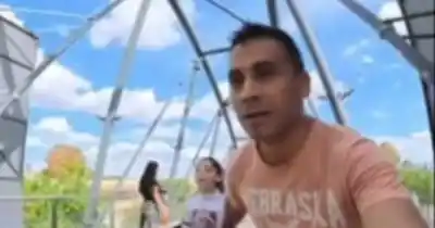 Salieron a patinar al Puente Cívico y terminaron en el piso: el video que no para de sumar likes
