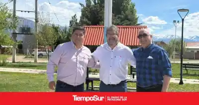 Lago Posadas: entrega de tierras y una máquina para la ruta que genera expectativa