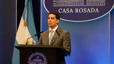 El riesgo país se disparó al nivel más alto del año, pero el Gobierno tiene un as bajo la manga
