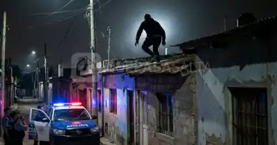 Lo esperaban en la calle, saltó una reja y terminó en los techos: lo que llevaba encima lo delató