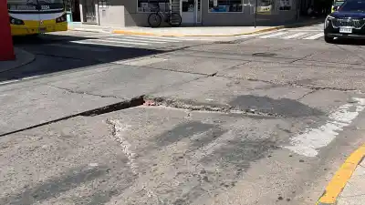 La esquina del microcentro que quedó hundida: cortes y desvíos de colectivos desde este martes