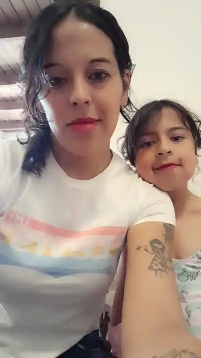 Su hija de 9 años necesita operarse por dos hernias y ella salió a vender rifas de $5.000