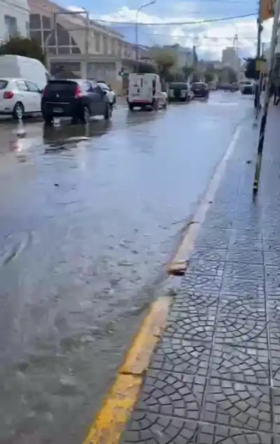 La lluvia tapó Comodoro en minutos: los autos que quedaron atrapados en Kilómetro 3