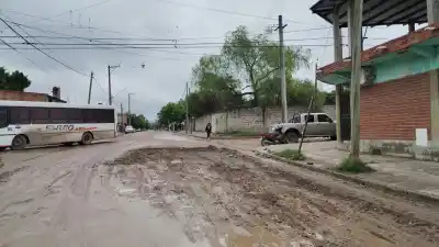 Desviaron los colectivos por una calle de Palpalá y el barro los dejó a pie: el pedido urgente al municipio