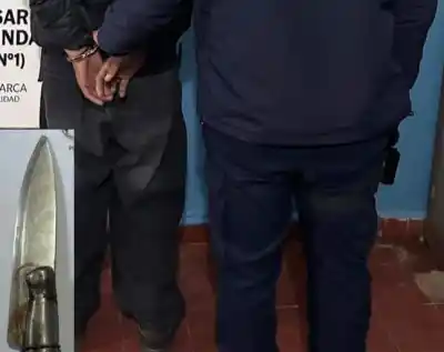 Le tiró cosas a la casa del vecino y la policía no esperaba lo que llevaba encima