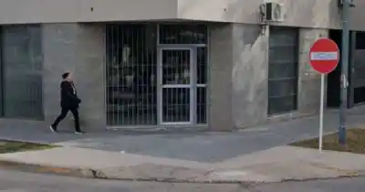 Entró al minimarket con un bolso, amenazó a la empleada y se fue con cigarrillos: lo que llevaba adentro nunca lo mostró