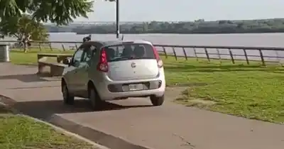 Una mujer fue filmada manejando por un lugar prohibido y lo que descubrieron las cámaras dejó a las autoridades en alerta