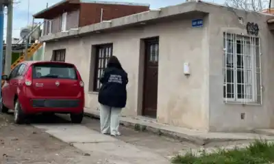 Recorren Puerto Rawson casa por casa: qué dejan en las puertas de quienes no están