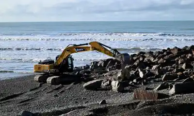 La defensa costera de Playa Unión avanza, pero las rocas tienen un problema