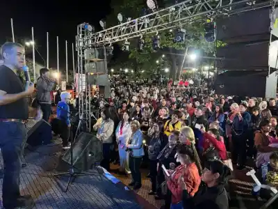 Puerto Esperanza le cantó a las madres: la noche que movió la plaza y los bolsillos