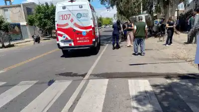 Cruzaba la calle en Rawson y una moto lo embistió: murió horas después en el hospital