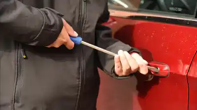 Lo esperaban con una mochila y una rueda: quién los terminó reduciendo en plena calle