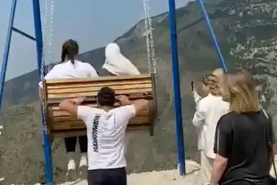 El columpio se quebró sobre un abismo de 1920 metros: las dos turistas vivieron para contarlo