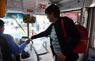 Los colectivos rurales seguirán aceptando efectivo: la fecha que puso Transporte