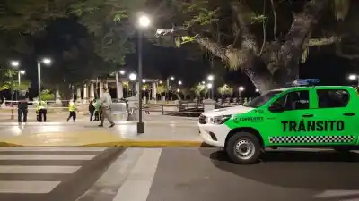 Cerraron el paso en la Costanera y no es solo por la crecida: las selfies al borde del río