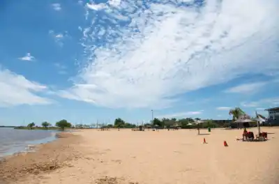 Paraná habilitó la playa del Thompson: el agua dio "impecable" y hay guardavidas