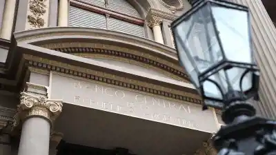 El Central compró u$s1.000 millones en octubre, pero un número en rojo encendió las alarmas