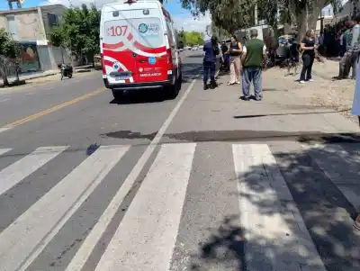 Cruzaba la calle en Rawson: una moto lo embistió y el desenlace se conoció horas después