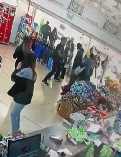 Se escondió siete bowls entre la ropa y lo descubrieron, pero su plan no salió como esperaba
